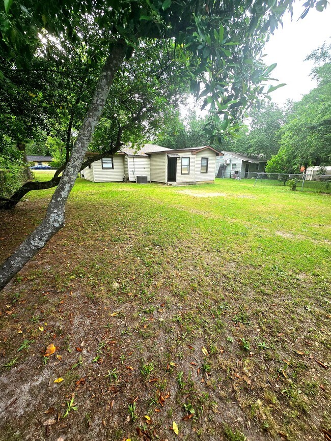 Building Photo - 810 Crestwood Terrace