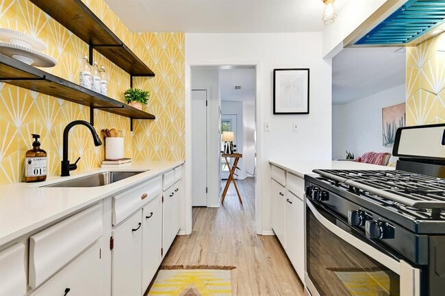 Building Photo - 608 Amesbury Ln