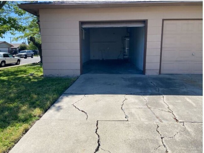 Building Photo - Charming 2 bedroom 1 Bath Duplex