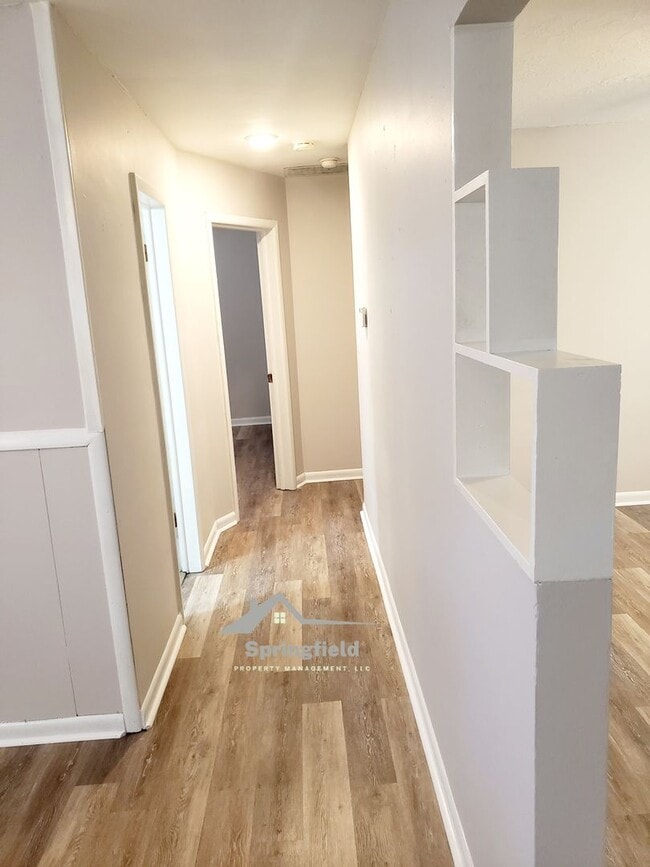 Building Photo - Cute Bunglo Style,  2 Bed Rooms, 1 Bath, 1 Car Garage w/ Opener