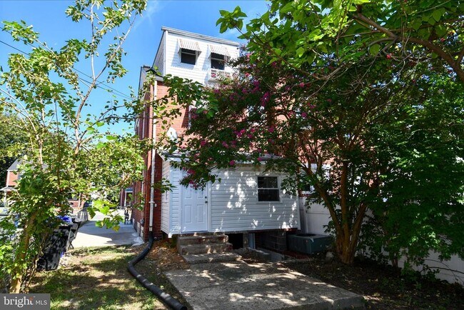 Building Photo - 2124 S Oxford St