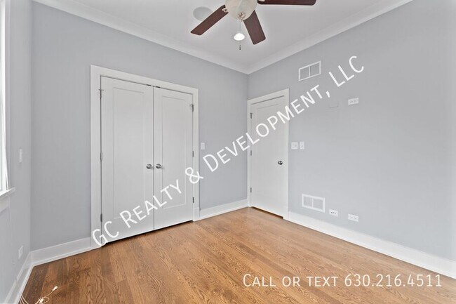 Building Photo - 2326 N Greenview Ave