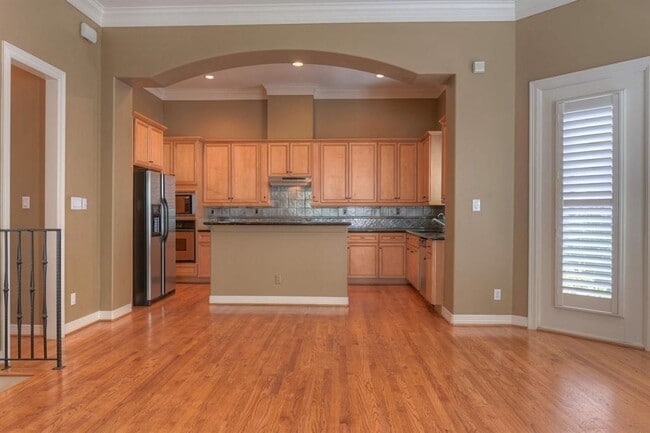 Building Photo - 2406 Wroxton Rd
