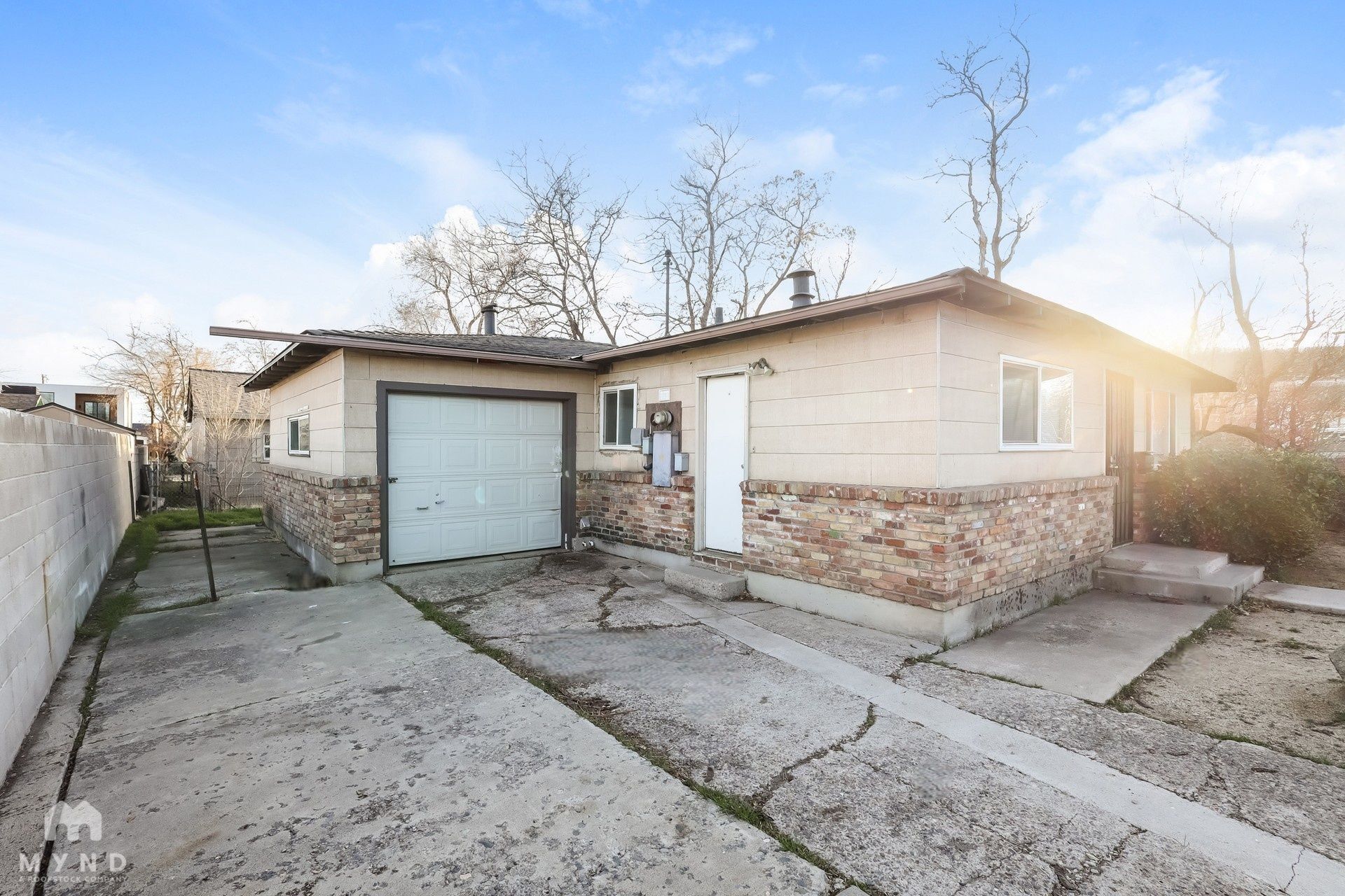 Building Photo - 230 Burns St