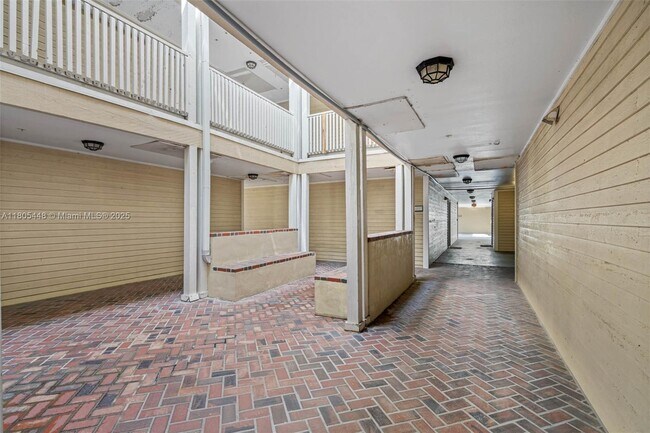 Building Photo - 1000 W Horatio St