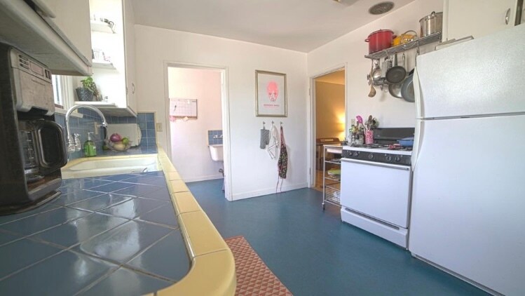 Building Photo - 415 S Ave 56