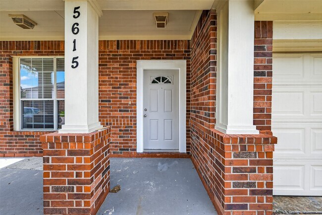 Building Photo - 5615 Brookhollow Oaks Trail