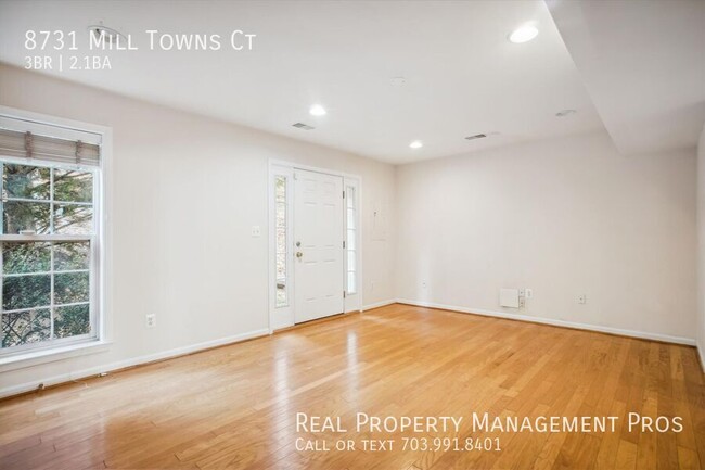 Building Photo - Bright & Spacious End-Unit Townhome – Perf...