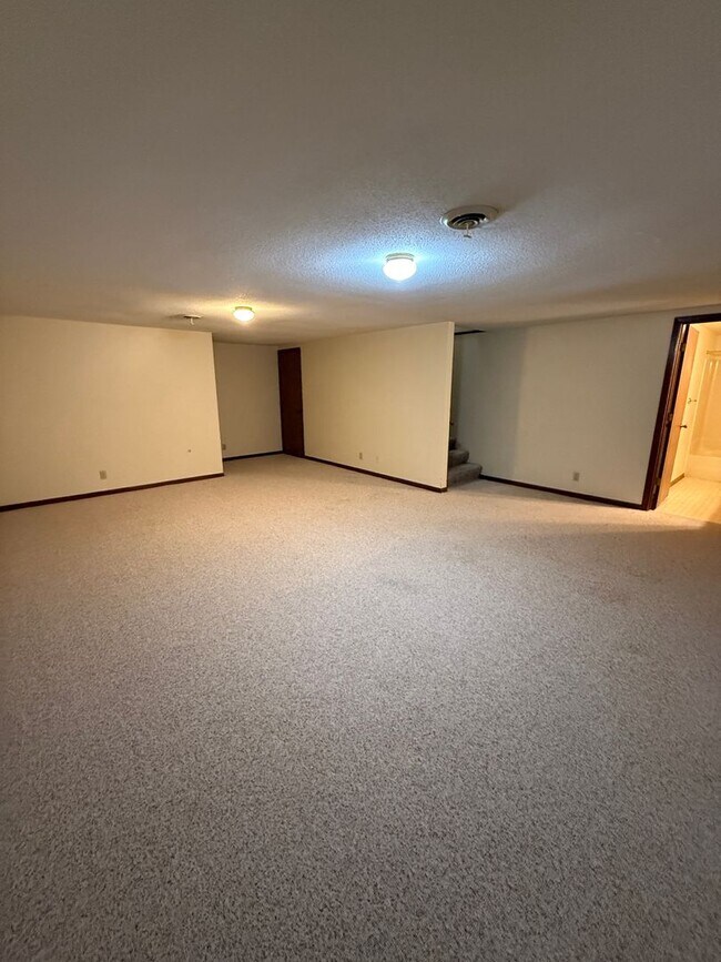 Building Photo - PP - 14 - Grandview Ave