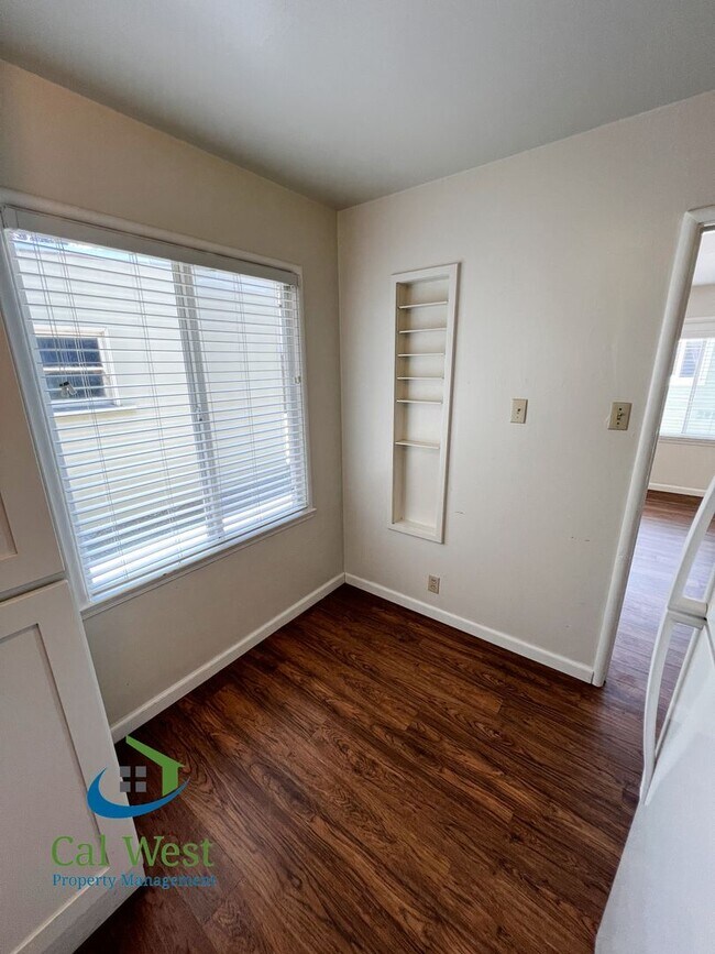 Building Photo - $2,595 - Darling 2 Bedroom 1 Bathroom Dupl...