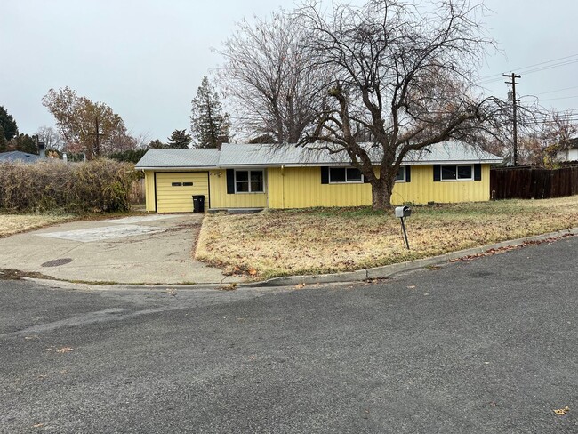 Primary Photo - 3 bedroom house off of 40th Ave, Yakima