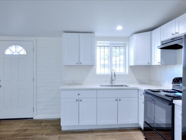 Building Photo - Beautifully Updated 1 Bedroom Home – Ready...