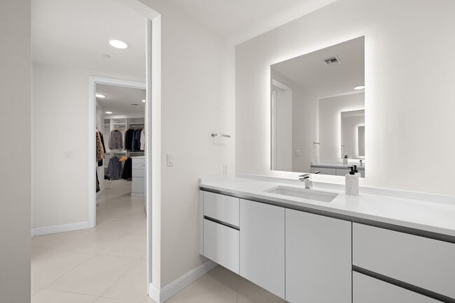 Building Photo - 2900 W Bay to Bay Blvd