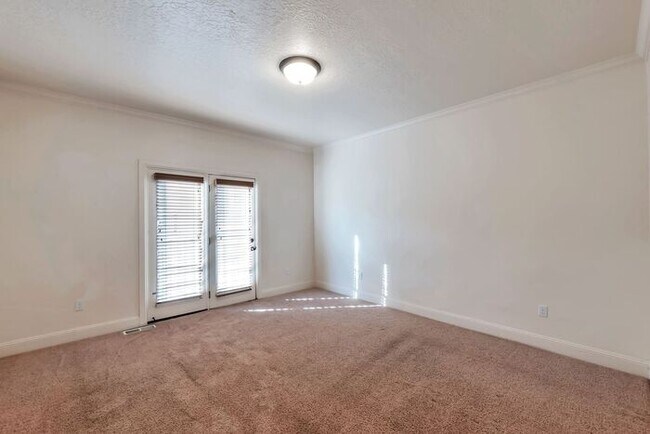 Building Photo - Beautiful Townhouse w attached 2 car garage in Orem