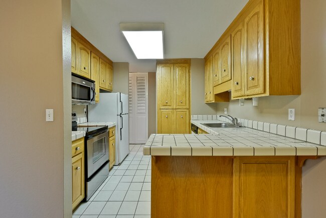 Building Photo - 1760 Halford Ave