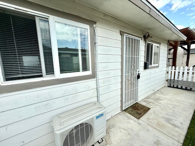 Building Photo - 3 units