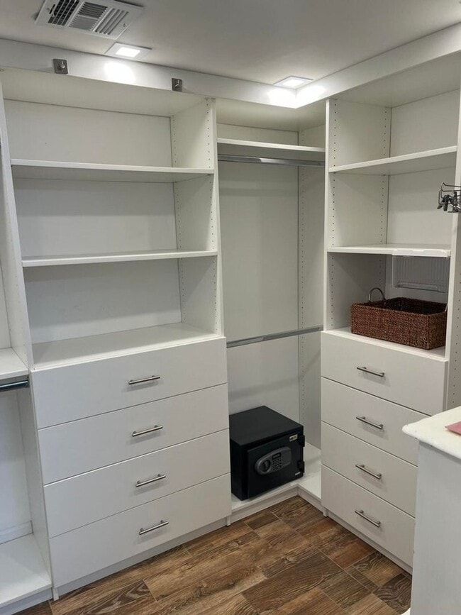 Building Photo - 132 Lakeshore Dr