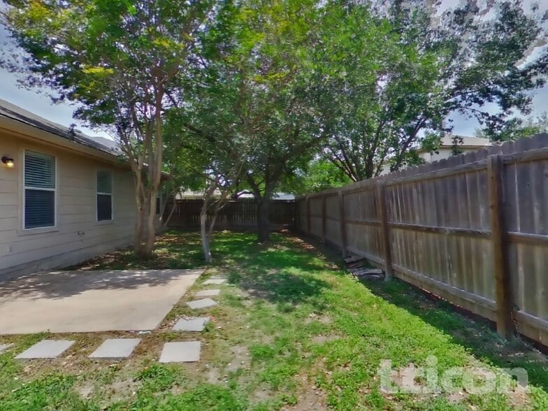 Building Photo - 352 Meadow Park