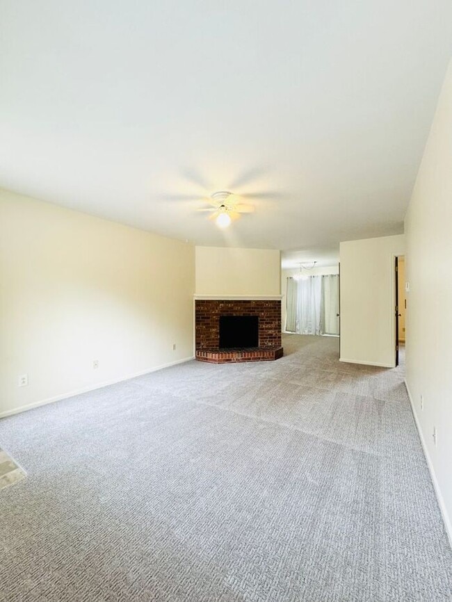 Building Photo - NEW Paint & Carpet! Cozy 2 Bedroom duplex ...