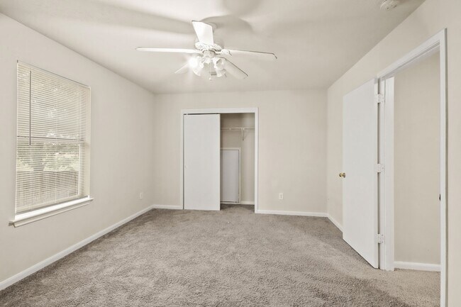Building Photo - 807 Sycamore Ridge Ln