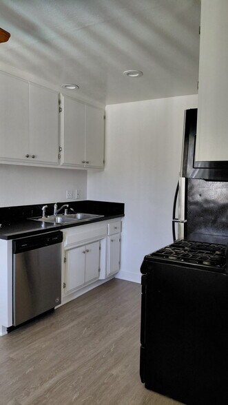 Kitchen - 25 New York St