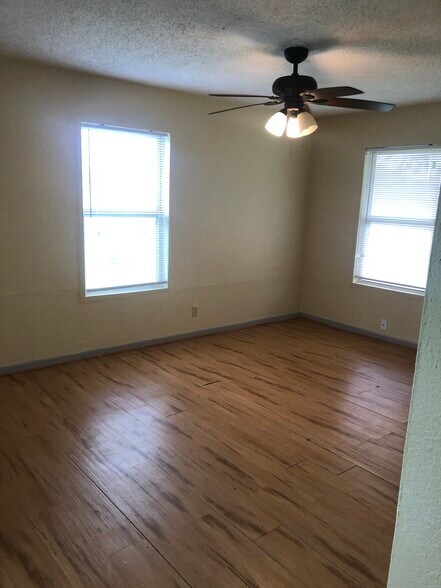 Bwdroom2 - 2510 N Rose St