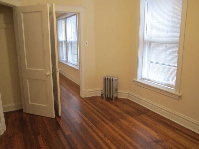 Interior Photo - 5440-42 N Winthrop Ave