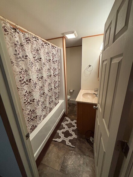 Building Photo - 615 June St