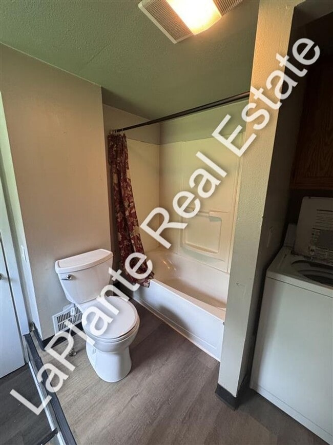 Building Photo - Cute Home on Large Lot for Rent