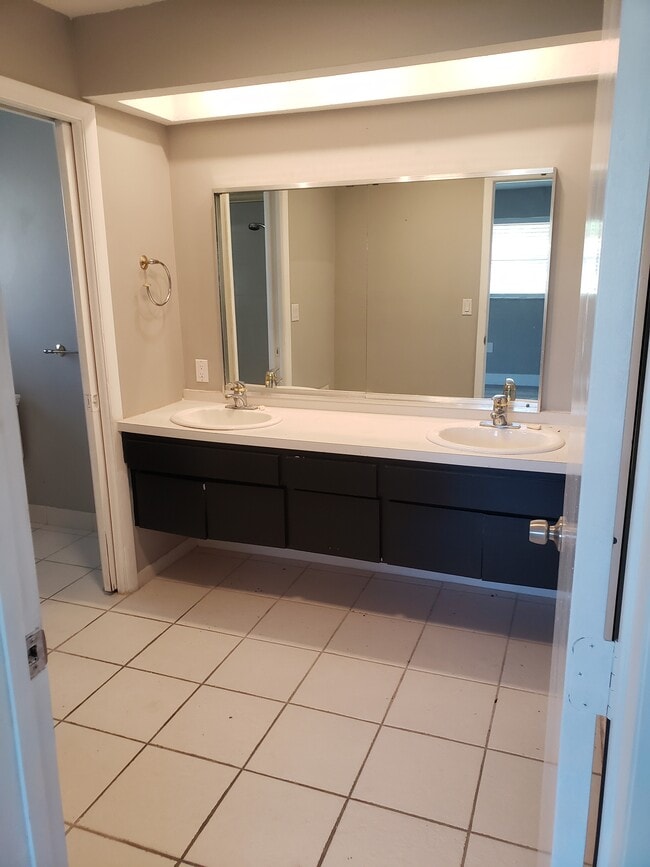 Building Photo - 8060 Canterbury Cir