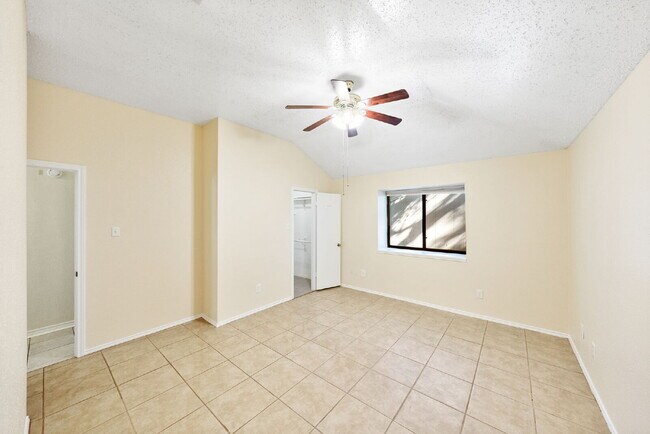 Building Photo - Move-In Ready!