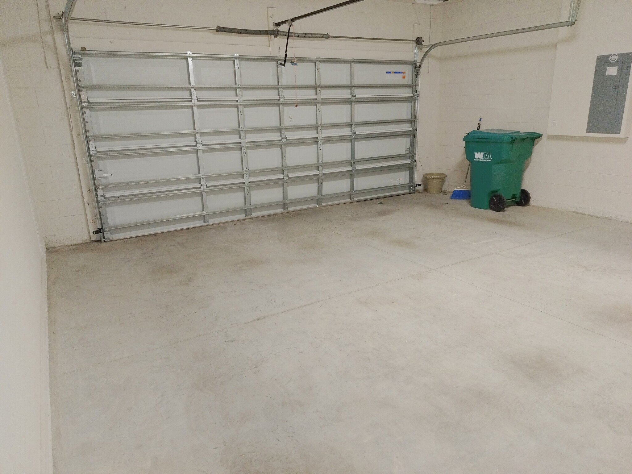 Building Photo - 5240 Sunshine Dr