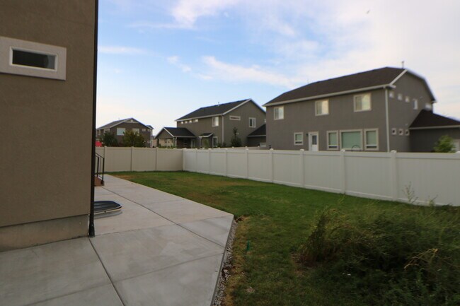Building Photo - Large 5 Bed 3.5 Bath Home in Lehi Utah!