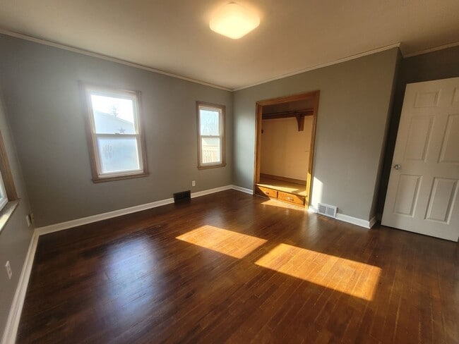 Building Photo - 2405 Maple St