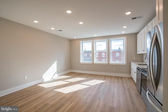 Building Photo - 2825 W Girard Ave