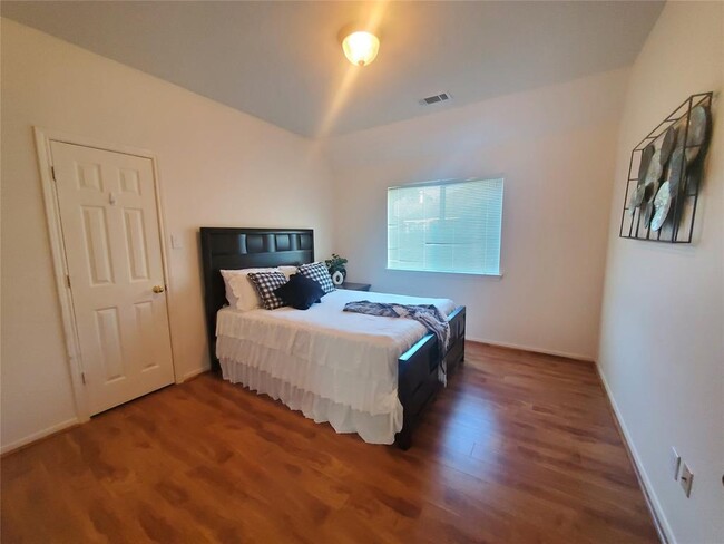 Building Photo - 4903 Falls Cir