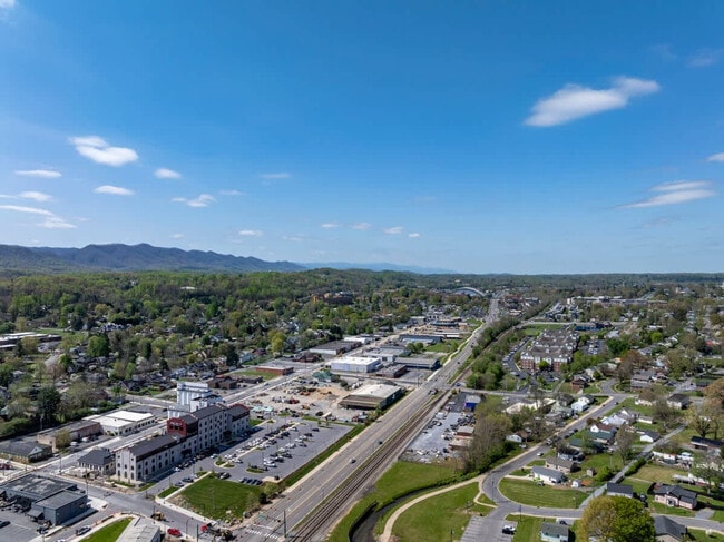 Building Photo - 220 Highland Ave