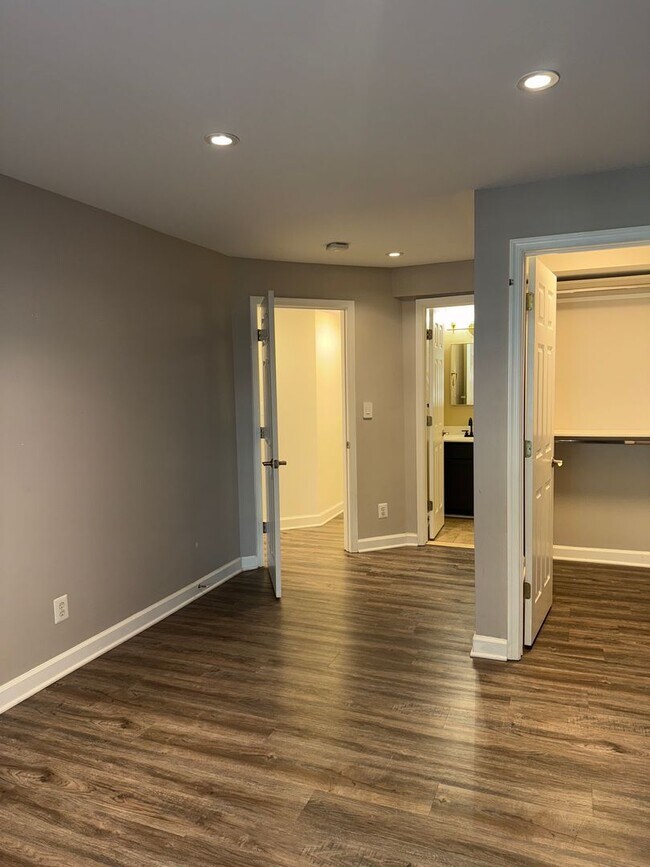 Building Photo - Large, Luxurious 2 Bedroom 2 Bath at Parks...
