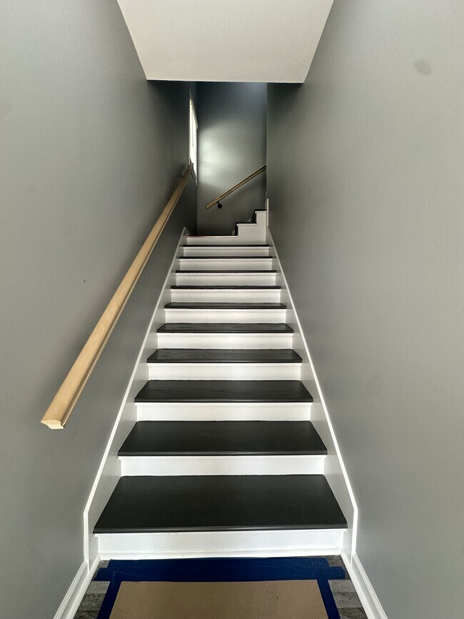 Building Photo - 208 E 17th St