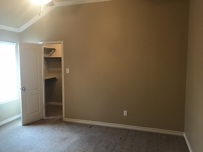 Building Photo - Beautiful 3 Bedroom, 2 Bath Duplex Near Cl...