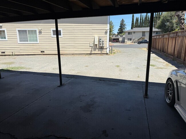 Building Photo - 2225 Hillsborough Ct