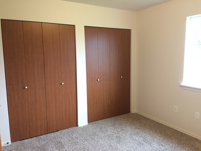 Building Photo - Large 2 Bedroom, 2 Bath Duplex