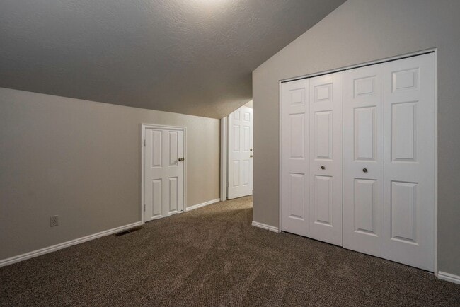Building Photo - Spacious Updated Townhome in Downtown St. ...