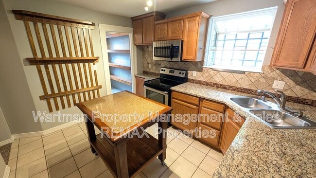 Building Photo - 202 Cheyenne Blvd