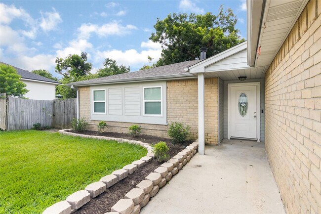 Building Photo - Welcome to this fully remodeled 4/2/2 brick home near Lake Conroe! With new AC/heat, roof, water ...