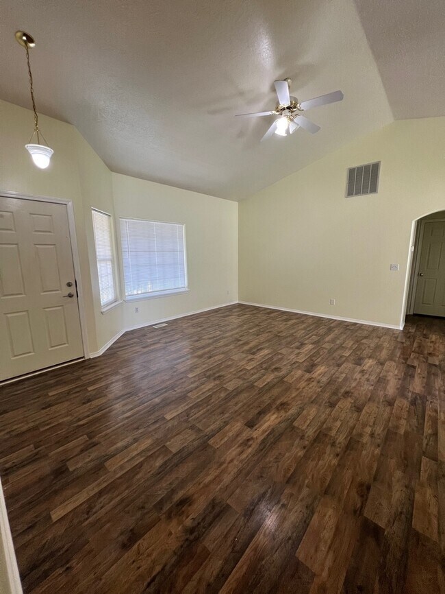 Building Photo - 3 Bed 2 Bath House in Nampa!