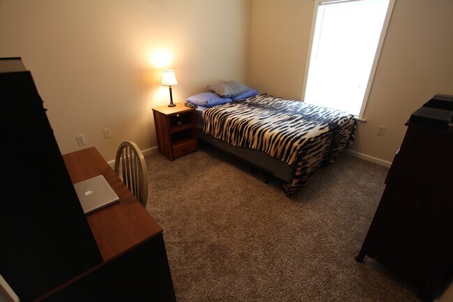 Building Photo - 3B/3B Duplex On Tiger Transit Available August 2026!