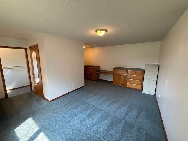 Building Photo - 460 SE Conifer Pl