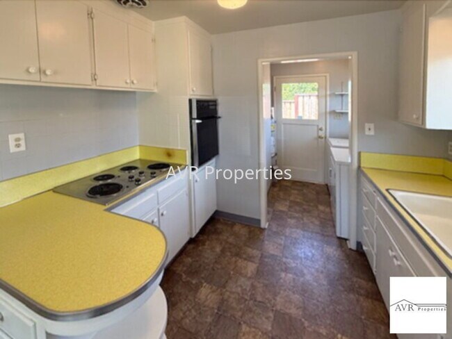 Building Photo - Fantastic Single story duplex south of Dow...