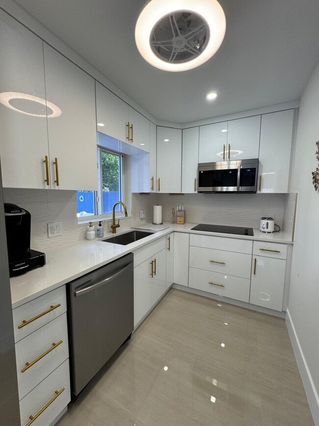 Building Photo - 1900 NE 2nd St